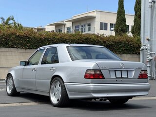 1993 Mercedes-Benz E-Класс 500 I (W124), серебристый, 25500000 рублей, вид 4