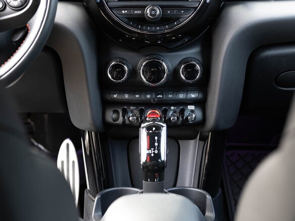 2020 Mini Hatch JCW III (F55/F56) Рестайлинг, серебристый, 2700000 рублей - вид 4