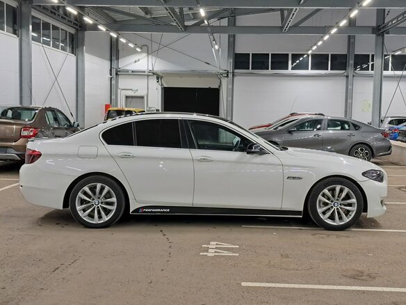 2014 BMW 5 серии Long 520Li VI (F10/F11/F07) Рестайлинг, белый, 1670000 рублей - вид 3