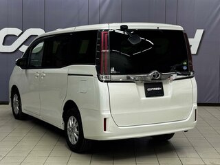 2017 Toyota Noah III (R80) Рестайлинг, белый, 2049000 рублей, вид 2