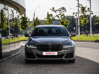 2021 BMW 5 серии 540i xDrive VII (G30/G31/G38) Рестайлинг, серый, 6800000 рублей, вид 4