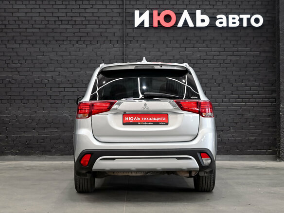 2019 Mitsubishi Outlander III Рестайлинг 3, серебристый, 2050000 рублей - вид 5