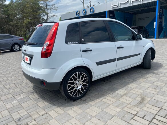 2007 Ford Fiesta Mk5, белый, 400000 рублей - вид 4