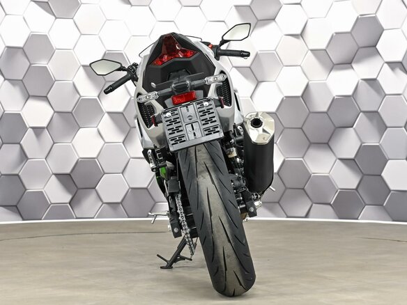 2025 Kawasaki Ninja 7, серебристый, 869000 рублей - вид 5