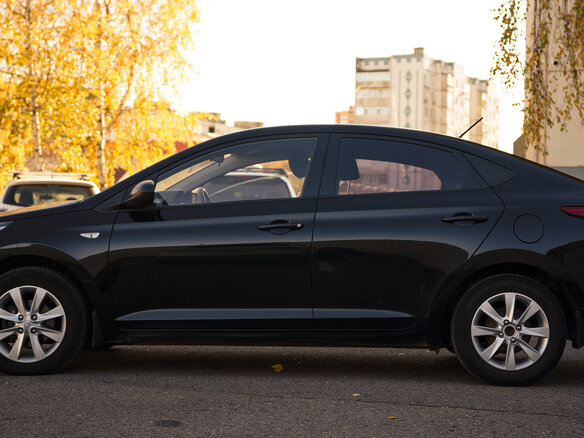 2018 Hyundai Solaris II, чёрный, 1350000 рублей - вид 3