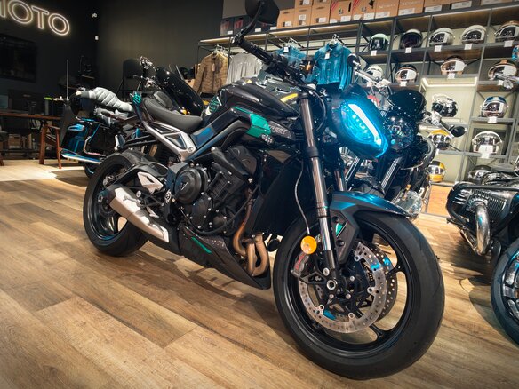 2026 Triumph Street Triple, серебристый, 1690000 рублей