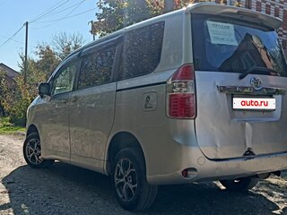 2010 Toyota Noah II (R70), серебристый, 1300000 рублей, вид 5