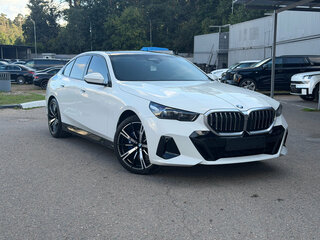2026 BMW 5 серии 530i xDrive VIII (G60/G61/G68), белый, 9290000 рублей, вид 3