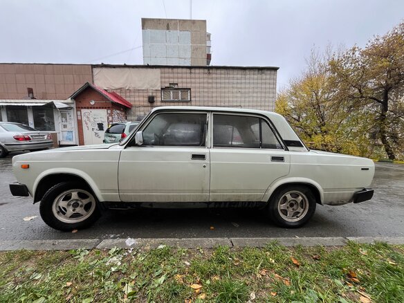 1997 Lada (ВАЗ) 2105, белый, 150000 рублей - вид 3