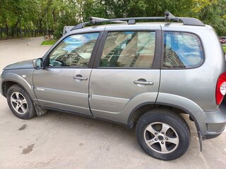 2013 Chevrolet Niva I Рестайлинг, серебристый, 450000 рублей, вид 3