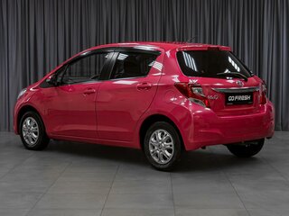 2015 Toyota Vitz III (XP130) Рестайлинг, красный, 869000 рублей, вид 2