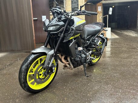 2017 Yamaha MT-09 (FZ-09), серый, 780000 рублей, вид 5