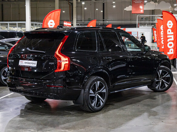 2021 Volvo XC90 II Рестайлинг 1, чёрный, 4799900 рублей - вид 4