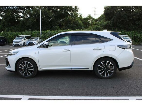 2017 Toyota Harrier III (XU60) Рестайлинг, белый, 2400000 рублей - вид 3