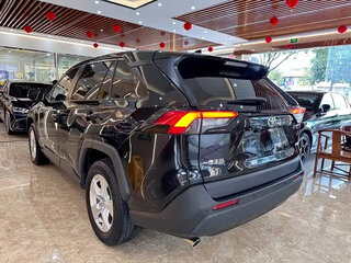 2024 Toyota RAV4 V (XA50), чёрный, 3060000 рублей, вид 4