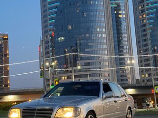 1998 Mercedes-Benz S-Класс 500 Long III (W140) Рестайлинг, серебристый, 800000 рублей, вид 1