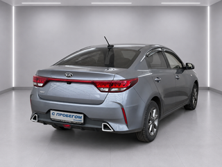 2021 Kia Rio IV Рестайлинг, серый, 1590000 рублей, вид 4