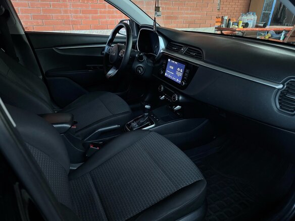 2021 Kia Rio IV Рестайлинг, чёрный, 1750000 рублей - вид 6