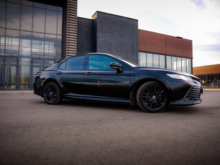 2021 Toyota Camry VIII (XV70) Рестайлинг, чёрный, 3200000 рублей, вид 4