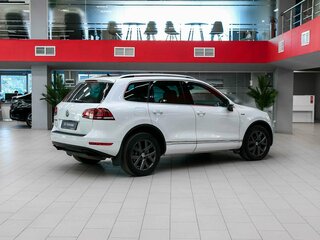 2013 Volkswagen Touareg II, белый, 1950000 рублей, вид 2