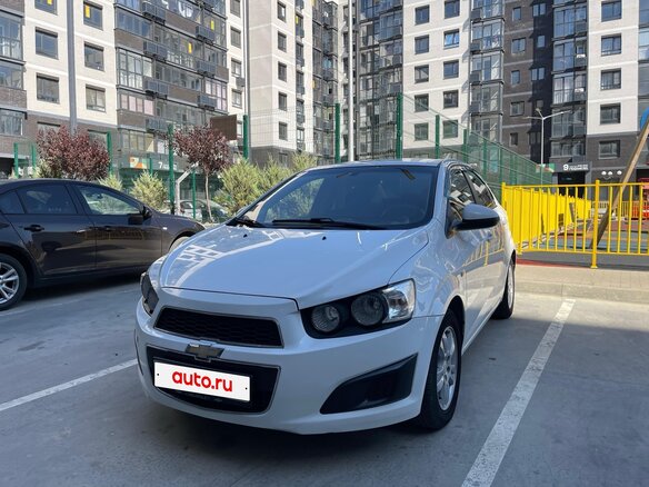 2013 Chevrolet Aveo II, белый, 700000 рублей