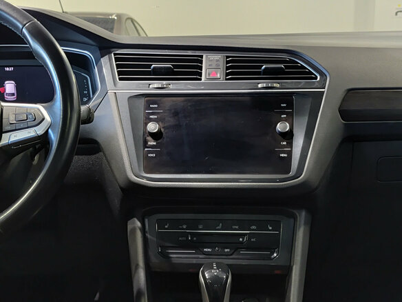 2021 Volkswagen Tiguan II Рестайлинг, серый, 2845000 рублей - вид 16