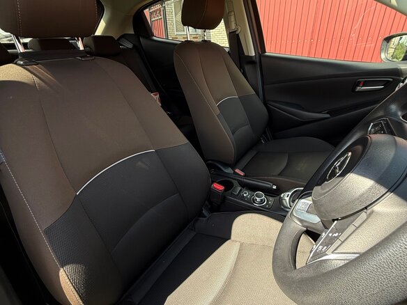 2020 Mazda 2 III (DJ) Рестайлинг, серый, 1500000 рублей - вид 8