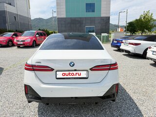 2026 BMW 5 серии 530i xDrive VIII (G60/G61/G68), белый, 8087700 рублей, вид 4