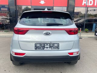 2018 Kia Sportage IV Рестайлинг, серебристый, 2100000 рублей, вид 5