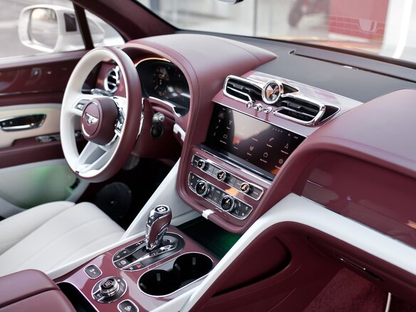 2026 Bentley Bentayga I Рестайлинг, серебристый, 45500000 рублей - вид 2