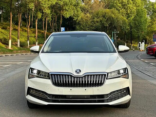 2023 Skoda Superb III Рестайлинг, белый, 1901025 рублей, вид 2