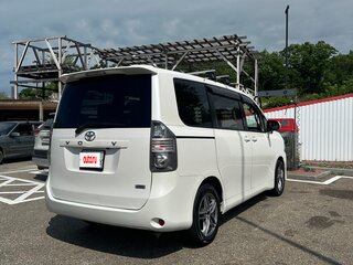 2011 Toyota Voxy II (R70) Рестайлинг, белый, 1350000 рублей, вид 2