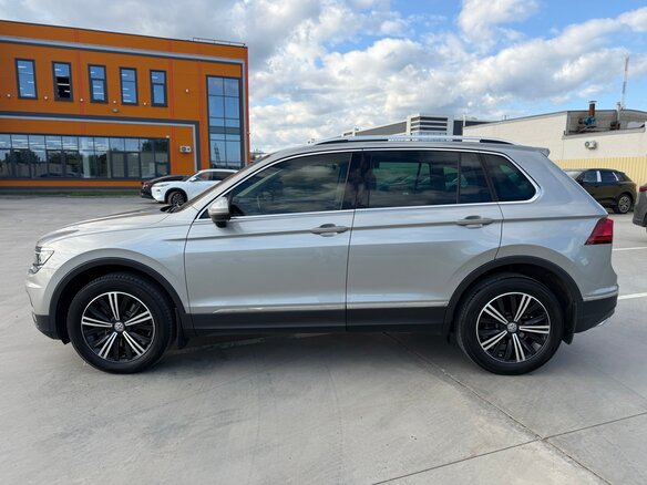 2018 Volkswagen Tiguan II, серебристый, 2500000 рублей - вид 2