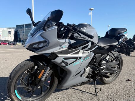 2023 CFMoto 300SR, серый, 379000 рублей, вид 2