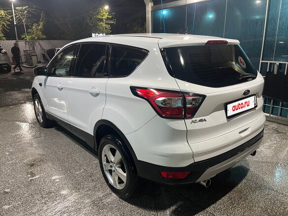 2017 Ford Kuga II Рестайлинг, белый, 1750000 рублей - вид 2