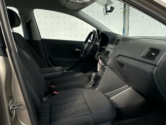 2017 Volkswagen Polo V Рестайлинг, бежевый, 1140000 рублей - вид 9