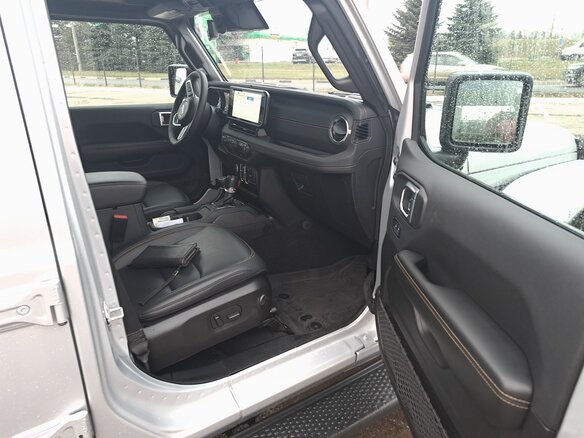 2024 Jeep Wrangler 4xe IV (JL) Рестайлинг, серебристый, 4850000 рублей - вид 15
