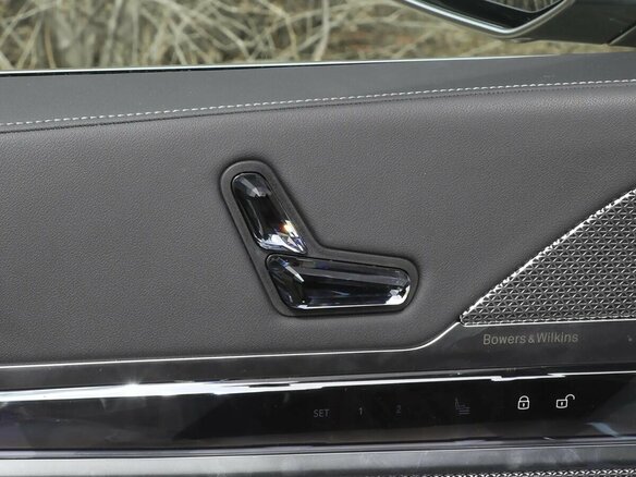 2025 BMW 7 серии 740i xDrive VII (G70), красный, 16760000 рублей - вид 19