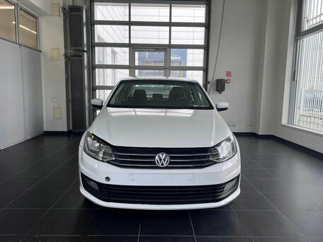 2017 Volkswagen Polo V Рестайлинг, белый, 900000 рублей, вид 2