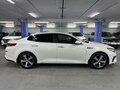 2019 Kia Optima IV Рестайлинг, белый, 1875000 рублей - вид 3