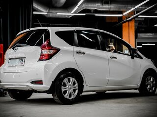 2020 Nissan Note II Рестайлинг, белый, 950000 рублей, вид 2