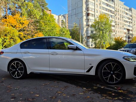 2020 BMW 5 серии 540d xDrive VII (G30/G31/G38) Рестайлинг, белый, 6300000 рублей, вид 3