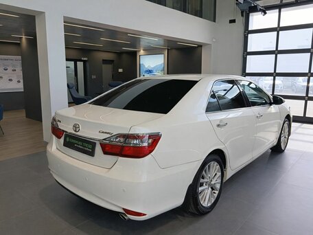 2015 Toyota Camry VII (XV50) Рестайлинг, белый, 1699000 рублей, вид 4