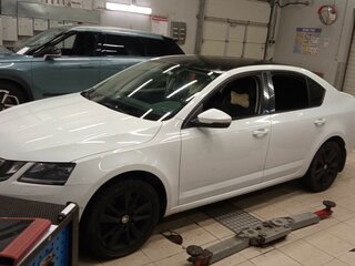 2017 Skoda Octavia III (A7) Рестайлинг, белый, 1899000 рублей, вид 2
