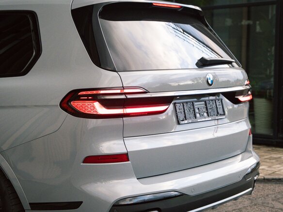 2025 BMW X7 40d I (G07) Рестайлинг, серый - вид 7