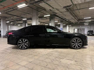 2026 BMW 7 серии 740 xDrive VII (G70) Рестайлинг, чёрный, 27000000 рублей, вид 4