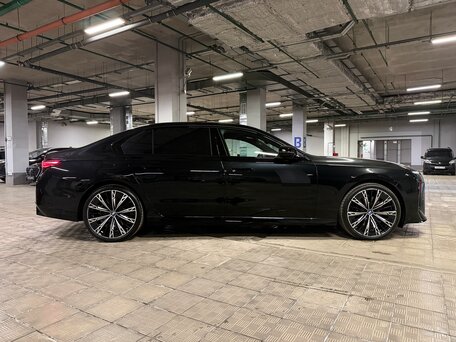 2026 BMW 7 серии 740 xDrive VII (G70) Рестайлинг, чёрный, 27000000 рублей, вид 4