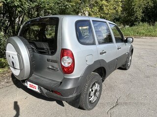 2011 Chevrolet Niva I Рестайлинг, серебристый, 455000 рублей, вид 4