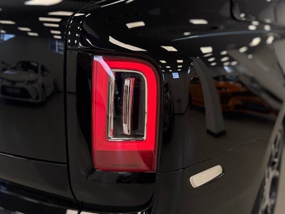 2023 Rolls-Royce Cullinan Black Badge I (Series I), чёрный, 39900000 рублей - вид 22