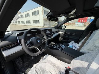 2025 BMW 5 серии 530i VIII (G60/G61/G68), чёрный, 9490000 рублей, вид 4